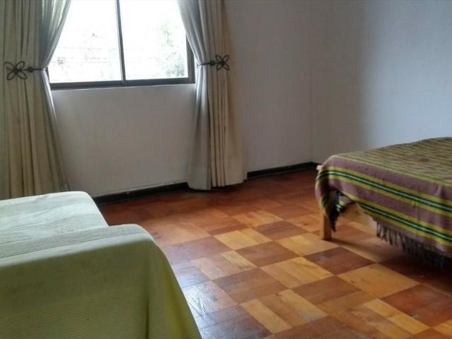 Amplia habitación en casa de ñuñoa