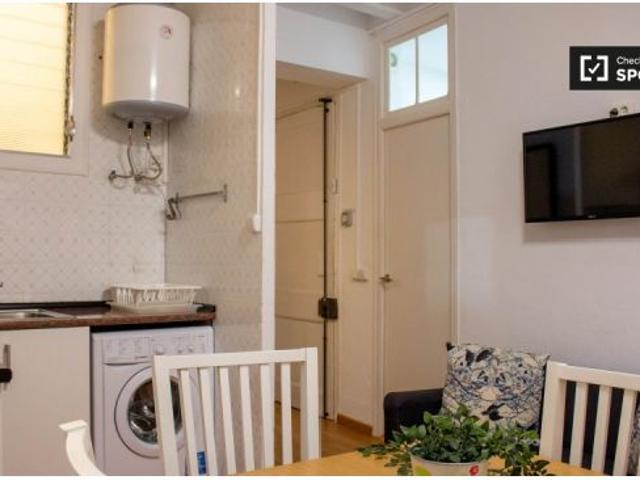 Amplia habitación en piso de 3 dormitorios en el raval