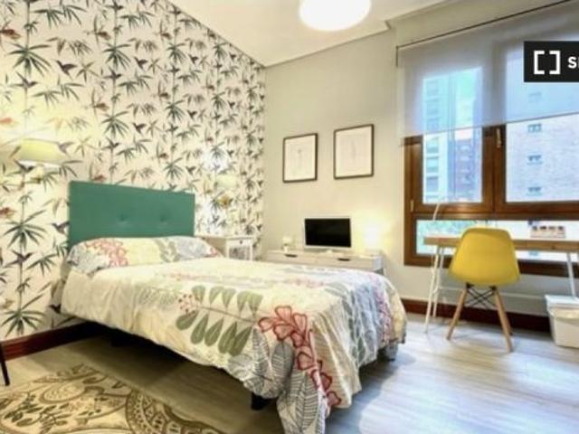 Amplia habitación en piso de 5 habitaciones adaptado para minusválidos, Indautxu