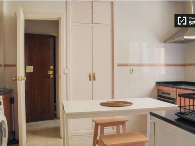 Amplia habitación en piso de 7 habitaciones en Salamanca