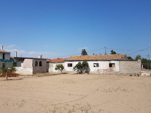 Amplia parcela de 3600 m2, de huerta urbana en Los Dolores con casas y nave para reformar