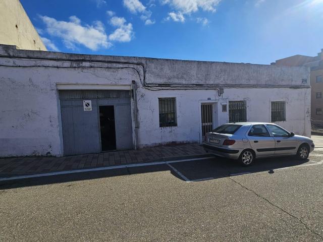 CASA PARA REFORMAR en Barrio de las Flores, Valladolid Ideal para Inversión