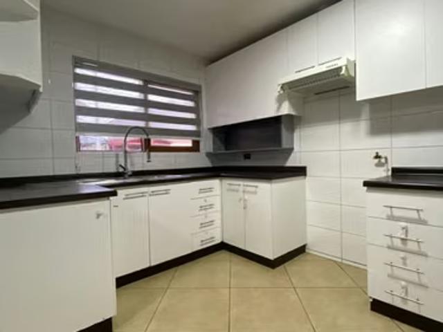 Amplia propiedad barrio toledo | 4 dormitorios por 5600.00 en Chillán