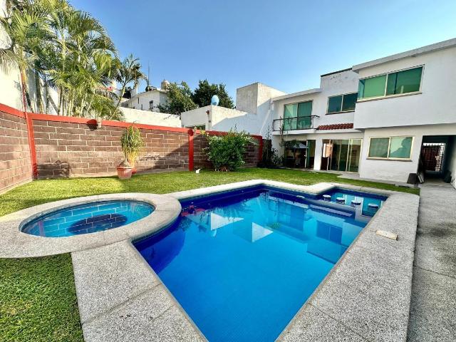 CASA EN VENTA EN JIUTEPEC CON ALBERCA Y JARDIN PROPIO