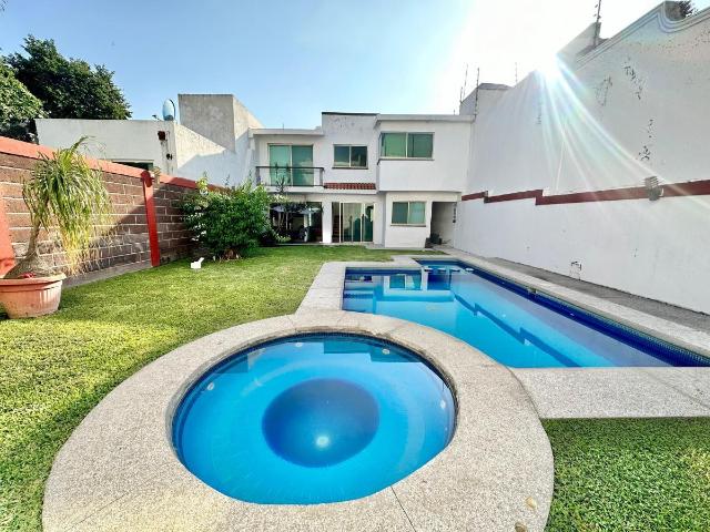 CASA EN VENTA EN JIUTEPEC CON ALBERCA Y JARDIN PROPIO