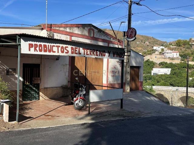 Amplia propiedad en Árchez, Málaga con vistas panorámicas