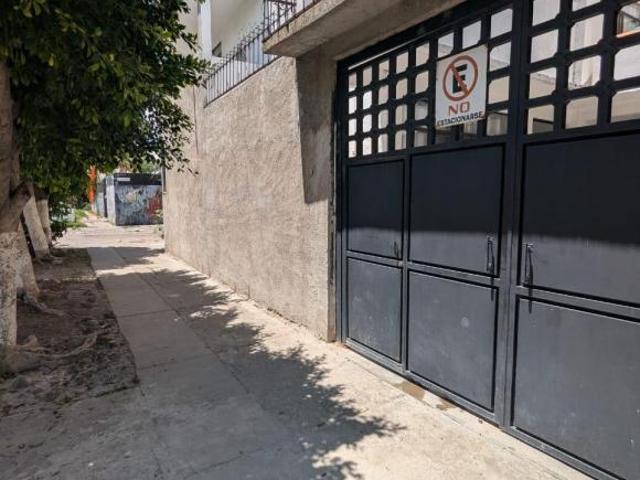 Amplia propiedad en esquina, 5 habitaciones, estudio, bodegas y 4 estacionamient