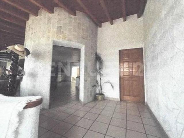 Amplia residencia con jardín y alberca dentro de fraccionamiento en Cuenavaca