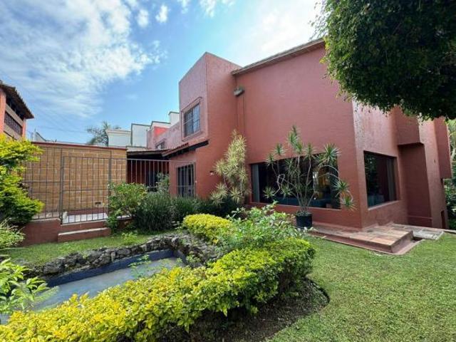 AMPLIA RESIDENCIA EN LA PRIVADA MÁS EXCLUSIVA EN COL. VISTAHERMOSA, CUERNAVACA