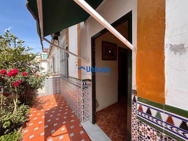 Amplia vivienda con gran patio interior y gran potencial junto a Teatinos