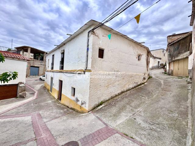 AMPLIA VIVIENDA CON HUERTO EN JORAIRÁTAR – ESPACIO, TRANQUILIDAD Y POTENCIAL