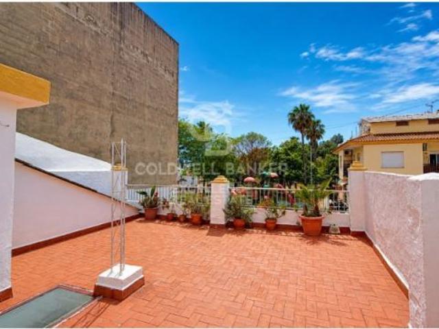 Amplia vivienda con jardines privados, terraza y múltiples espacios de