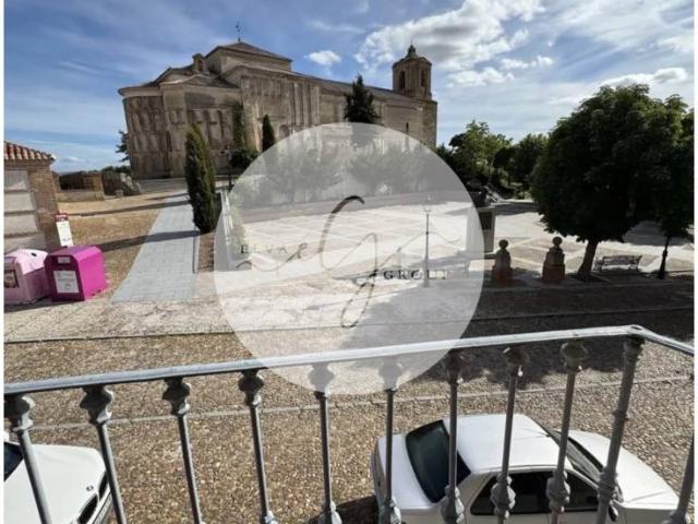 Amplia vivienda con patio, garaje y bodega en Madrigal de las Altas Torres