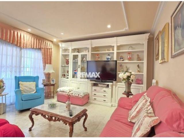 Amplia vivienda con piscina, ascensor y garaje cerca de la playa en Pineda de Mar