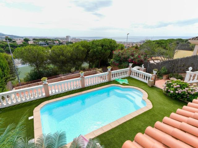 Amplia vivienda con piscina y vistas al mar en una de las me. 290m² Calella