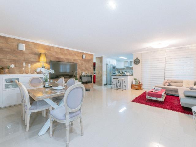 Amplia vivienda con piscina y jacuzzi en Calle Girasol, Montserrat
