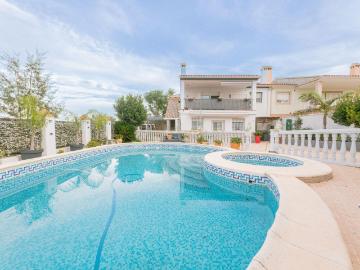 Amplia vivienda con piscina y jacuzzi en Calle Girasol, Montserrat