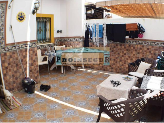 Amplia vivienda de 3 dormitorios con piscina, jardines y placas solares