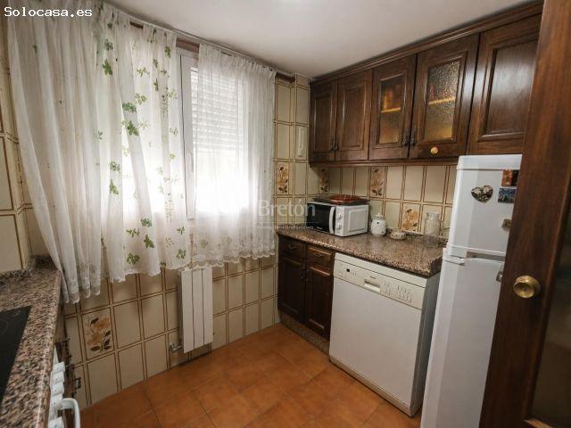 Amplia vivienda de 135 m2 con garaje incluido, ascensor y gran potencial en calle Bretón, Zona Unive