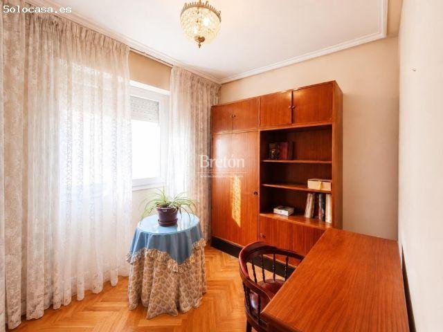 Amplia vivienda de 135 m2 con garaje incluido, ascensor y gran potencial en calle Bretón, Zona Unive