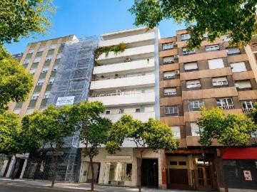 Amplia vivienda de 135 m2 con garaje incluido, ascensor y gran potencial en calle Bretón, Zona Universidad