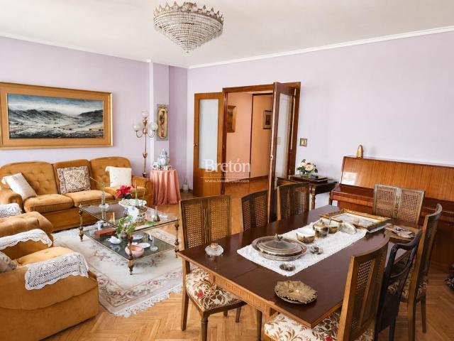 Amplia vivienda de 135 m2 con garaje incluido, ascensor y gran potencial en calle Bretón, Zona Universidad