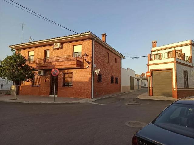 AMPLIA VIVIENDA DE 248 METROS CON ESPECTACULAR AZOTE DE 62 METROS EN SAN SEBASTIAN DE LOS BALLESTEROS CORDOBA