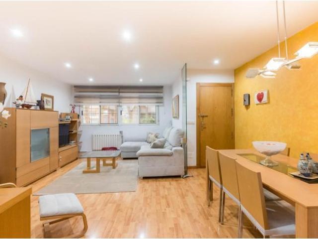 Amplia vivienda de 4 dormitorios con terraza en Santa María de Gracia