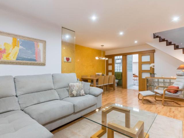 Amplia vivienda de 4 dormitorios con terraza en Santa María de Gracia