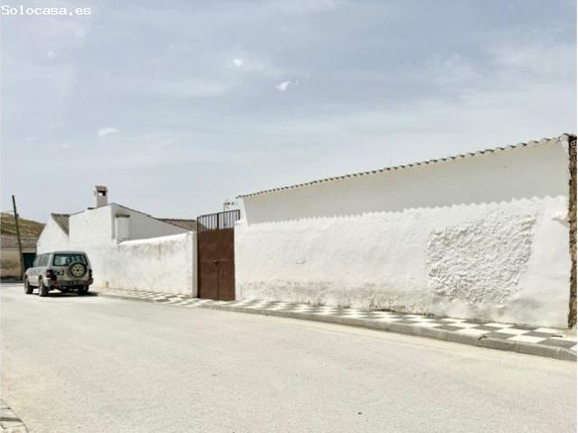 Amplia vivienda de una sola planta con gran nave y patio en Cacín