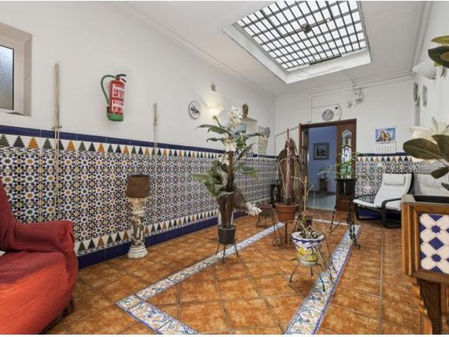 Amplia vivienda en planta baja con gran potencial, ideal para familias o inversión