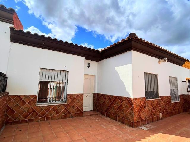 Amplia vivienda en una sola planta con gran patio y múltiples posibilidades en Burguillos