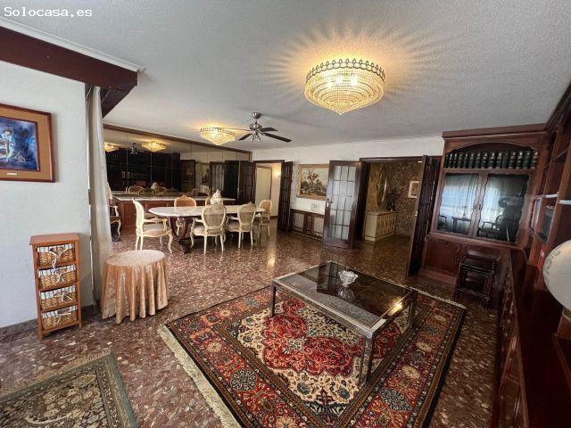 Amplia vivienda en venta con cochera y trastero en República Argentina