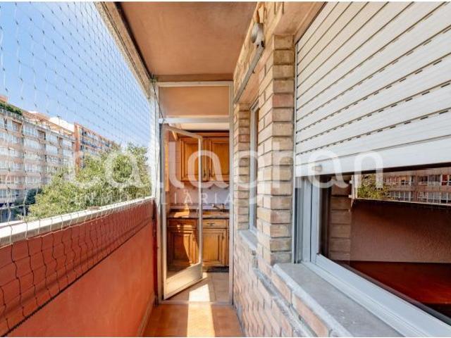 Amplia vivienda exterior con terraza y dos balcones en la Avenida del Cid