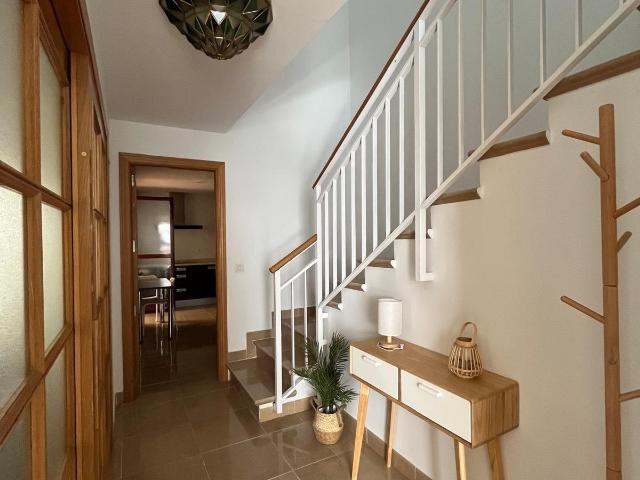 Casa amueblada con patio, despacho y garaje para 2 coches junto Nevada y metro | 3 min PTS