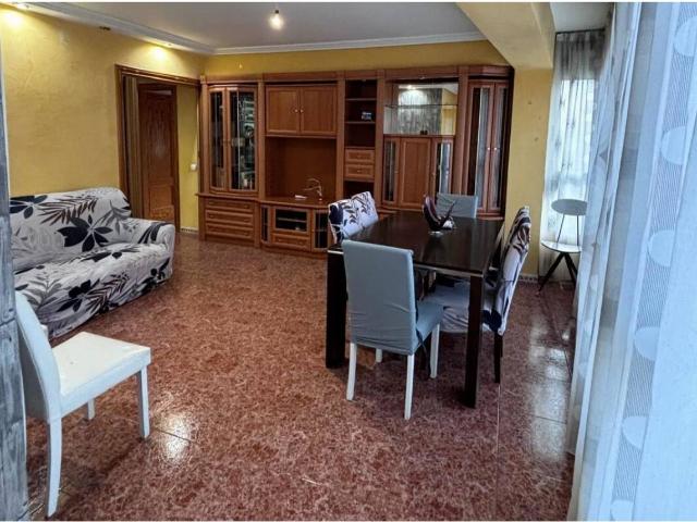 Amplia Vivienda Reformada en Esquina