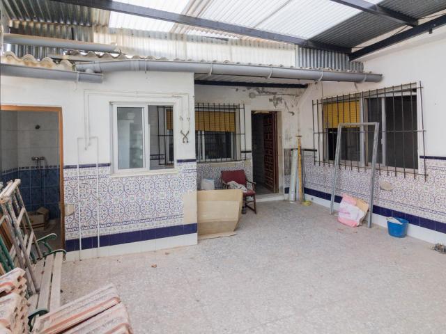 AMPLIA VIVIENDA TODO EN UNA PLANTA CON GARAJE Y PATIO EN REDOVÁN