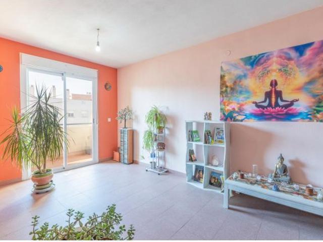 Amplia vivienda VPO con terraza, garaje y excelente ubicación junto a Avenida Juan Pablo II