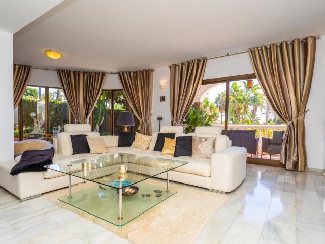 Amplia villa andaluza con vistas panorámicas al mar y piscina privada