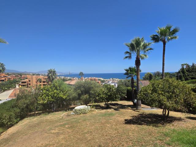 Amplia Villa de 3 Dormitorios con Vistas al Mar en Buenas Noches, Estepona