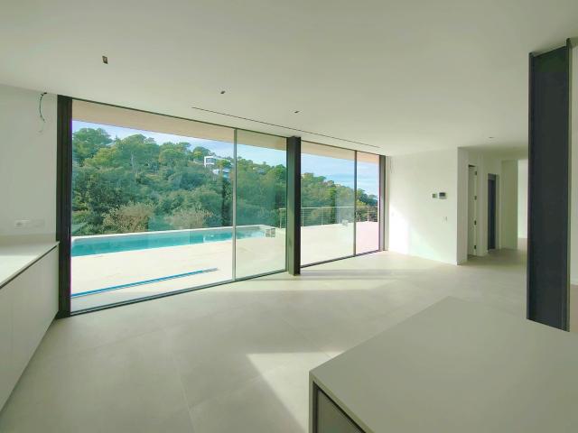 Amplia villa de nueva construcción con piscina y jardín en v. 200m² Begur