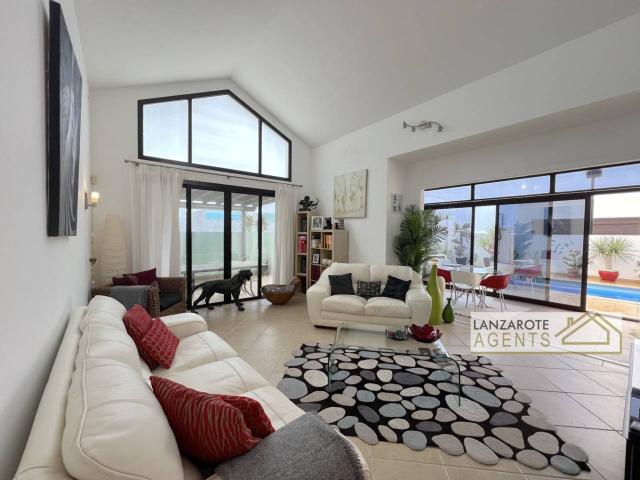 Amplia villa moderna de 3 dormitorios con piscina privada climatizada y terraza en la azotea, cerca del centro de Playa