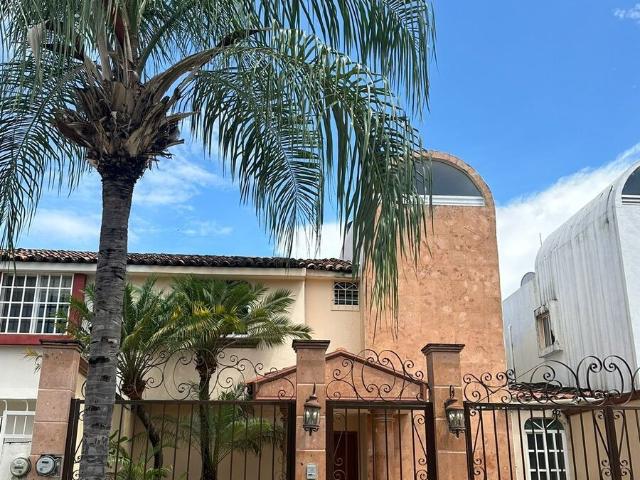 Amplia y acogedora casa ubicada en Fraccionamiento los Delfines