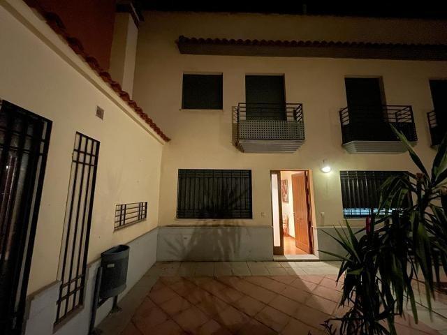 Amplia y Acogedora Casa de 3 Dormitorios con Garaje y Solárium en Zona Tranquila