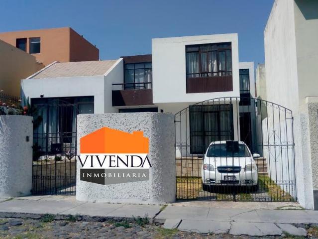 Amplia y Linda Casa Frente a Parque Lambramani
