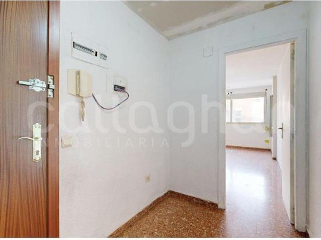 Amplia y luminosa vivienda para reformar en Avenida del Cid