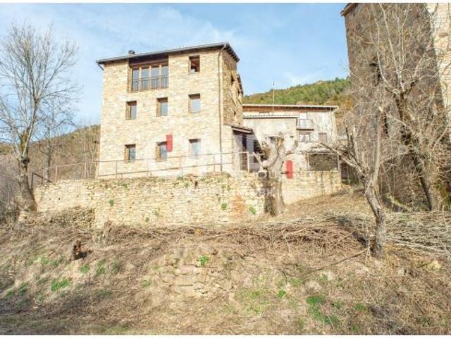 Amplia y luminosa casa con jardín en el corazón del Pirineo
