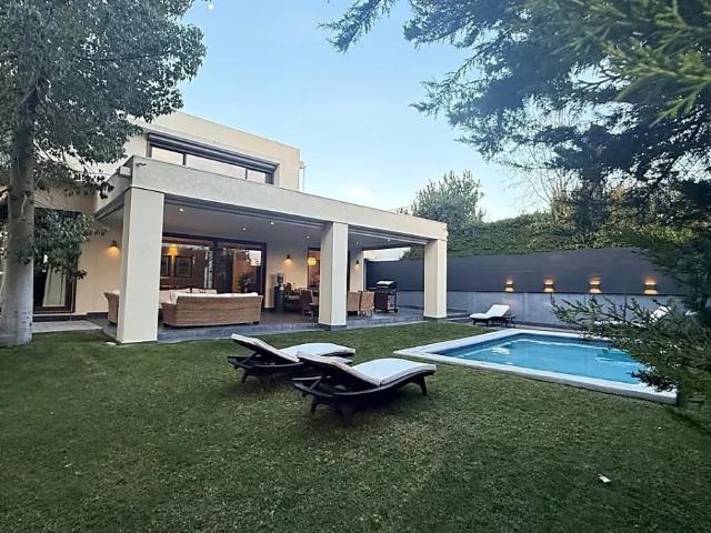 Amplia Y Luminosa Casa: 6 D 2 En Suite + Piscina+ Sauna