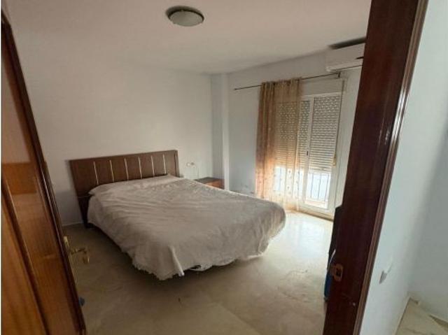 Amplia y Luminosa Propiedad en Zona Tranquila con Posibilidad de Aparcamiento
