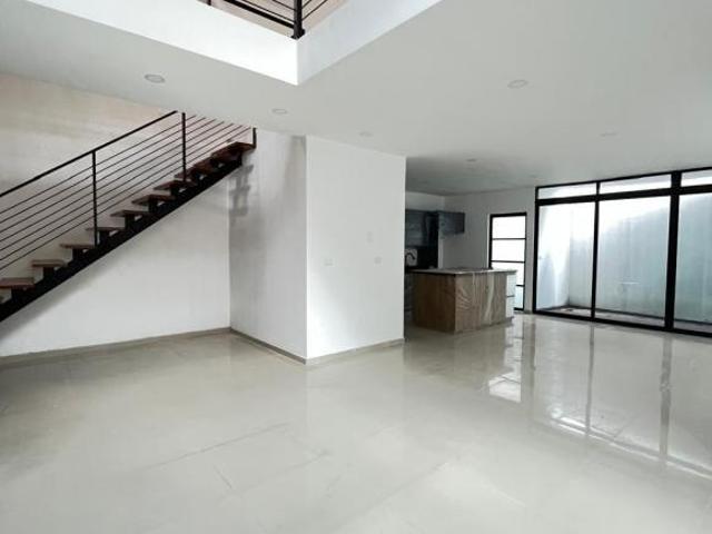 ¡Amplia y moderna casa en La Finca! 4 habitaciones una en planta baja